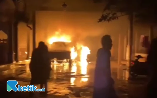 Gambar OTK Diduga Bakar 2 Mobil dan 2 Motor Milik Mantan Tim Sukses Bupati Sampang