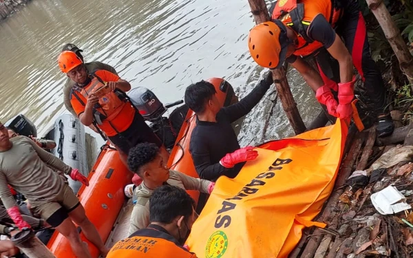 Gambar Usai Pencarian Selama 3 Hari di Sungai Bambe, Jenazah Perempuan 50 Tahun Ditemukan