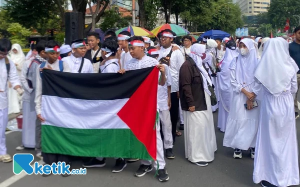 Gambar Solidaritas untuk Palestina Menggema di Grahadi, Wagub Jatim dan Anggota DPR RI Lantang Kecam Kekejaman Israel