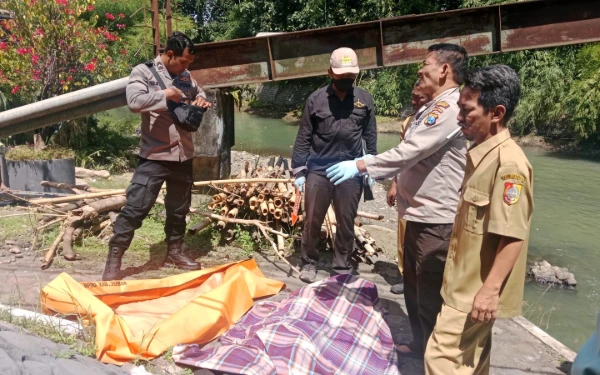 Gambar Mister X di Jember Ditemukan Tewas Tergeletak di Bawah Jembatan