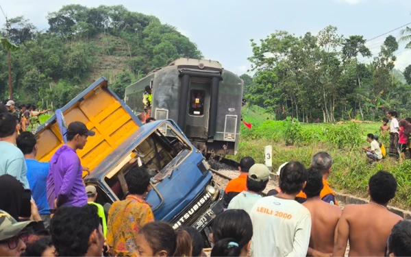 Gambar Truk Muatan Pasir di Jember Tabrak Kereta Api Ijen Ekspres di Perlintasan Tanpa Penjaga