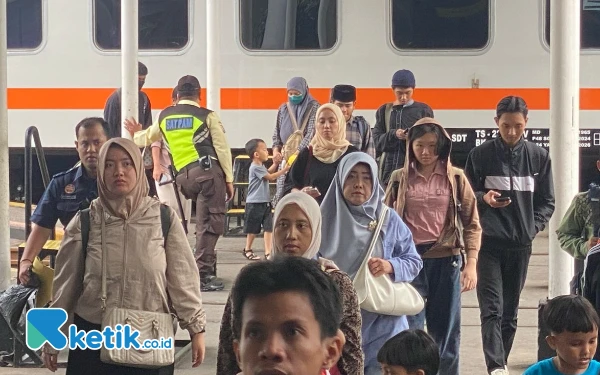 Gambar Perempuan Naik Kereta Tanpa Cemas, Inilah Fasilitas Fitur Female Seat Map