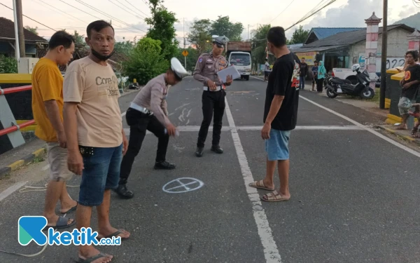 Gambar Coba Salip Mobil, Pengendara Revo di Pacitan Tewas Sruduk Truk: Satu Dirawat di RS