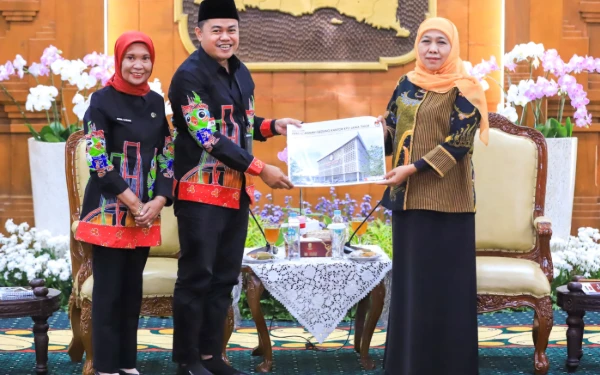 Gambar Khofifah Apresiasi KPU dan Bawaslu: Pilkada Jatim 2024 Sukses, Sisa Anggaran Rp162 Miliar Dikembalikan